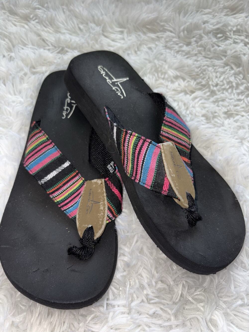 Blue Fin Women’s 7 Classic Multicolor Strap Flip Flops. Cute, Comfortable